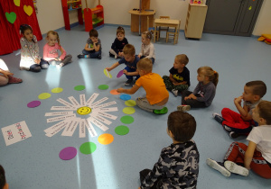 dzieci układają kolorowe kółeczka